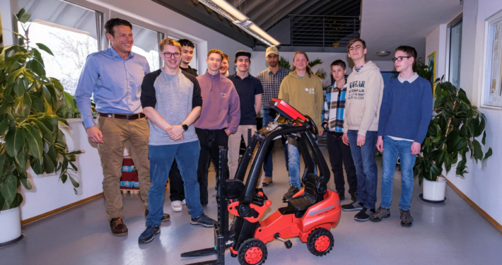 Group photo of trainees at SEP Logistk AG Enterprise